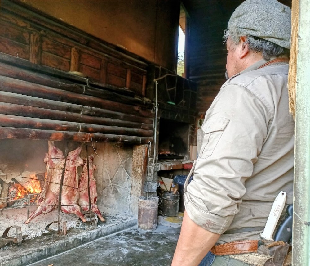They don't fool around with the asador at the Nibepo Aike restaurant. The technique consists
of skewering the meat vertically "a la cruz" (on a cross) or placing it horizontally on the grill of
the parrilla, a type of charcoal or wood barbecue. The asado relies on slow-cooking the
meat, which can last several hours. Photo © François Collombet