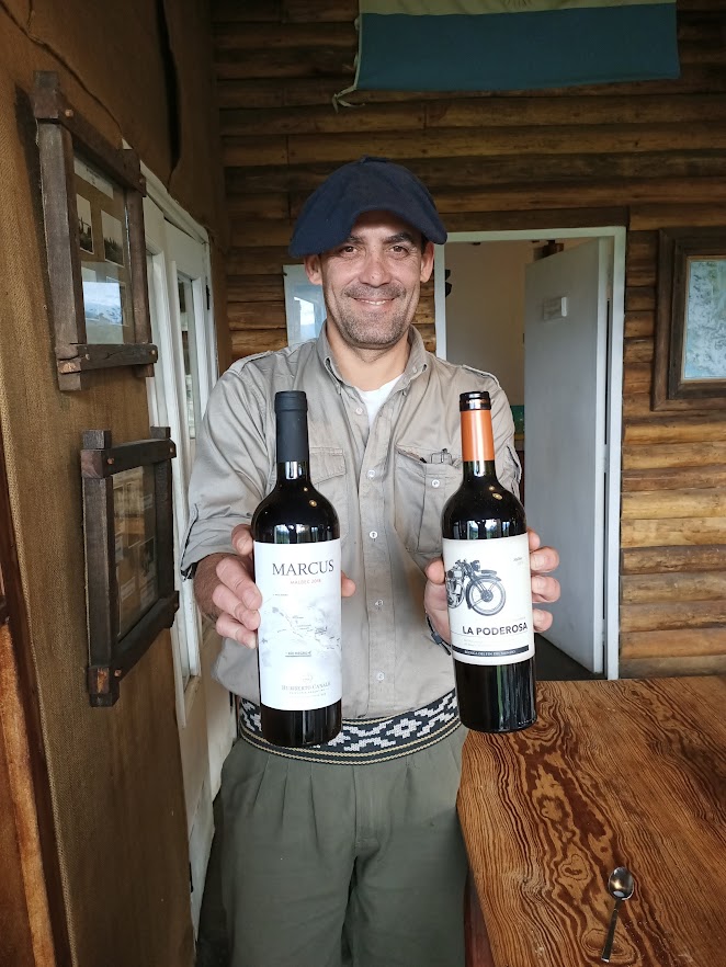 In 2013, Bodega del Fin del Mundo launched La Poderosa (held on the gaucho's left arm),
whose brand pays tribute to the motorcycle Che Guevara used to travel across the country
in the 1950s. This is a superb Malbec that reflects the originality and freshness of the
Patagonian terroir: a ruby-red color, aromas of red fruits like strawberry, raspberry, and
cherry, and a delicate touch of vanilla from barrel aging. Photo © François Collombet