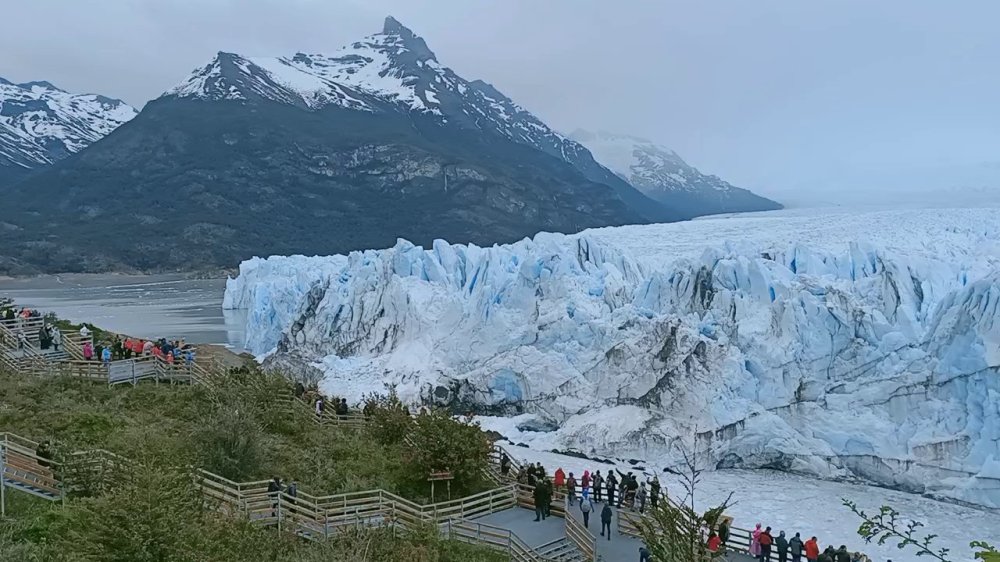 Perito Moreno is one of the most impressive natural sites in Argentina. What makes it 
exceptional is not only its size, but also its accessibility with walkways almost at the foot of 
the glacier. Photo © François Collombet