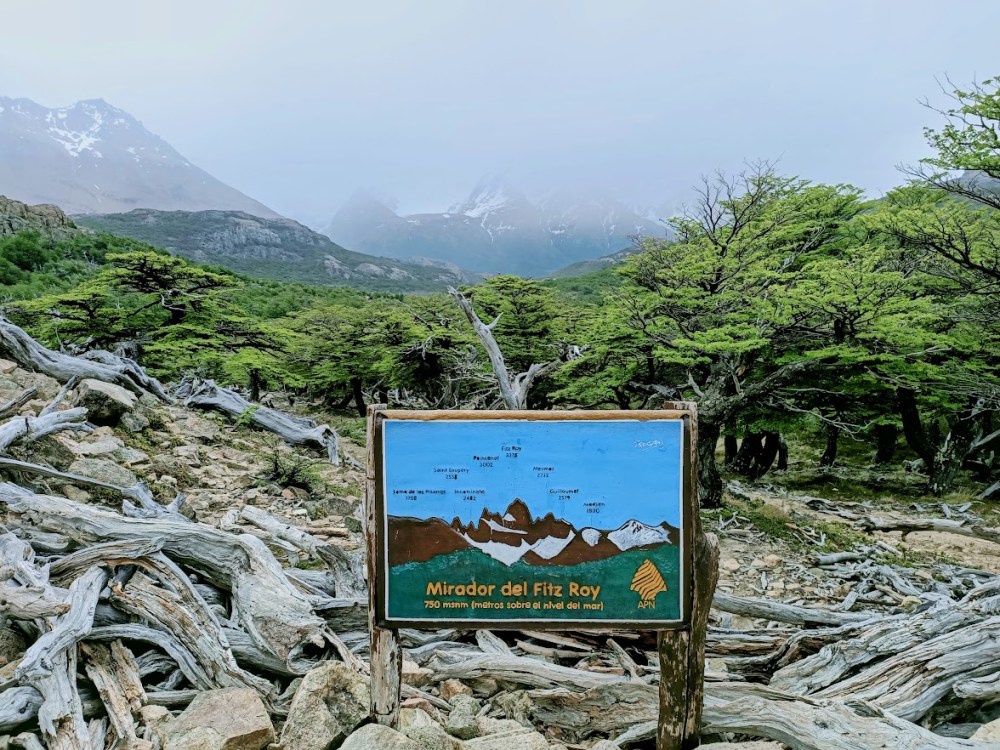 This 2-hour hike from El Chaltén passes by Laguna Capri, then following the Senda al Fitz Roy,
you reach the viewpoint with its peaks under the mist today. Photo © François Collombet