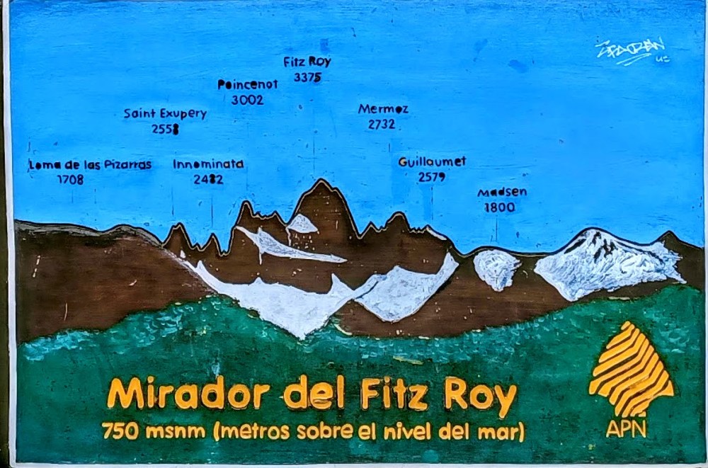 This 2-hour hike from El Chaltén passes by Laguna Capri, then following the Senda al Fitz Roy,
you reach the viewpoint with its peaks under the mist today. Photo © François Collombet