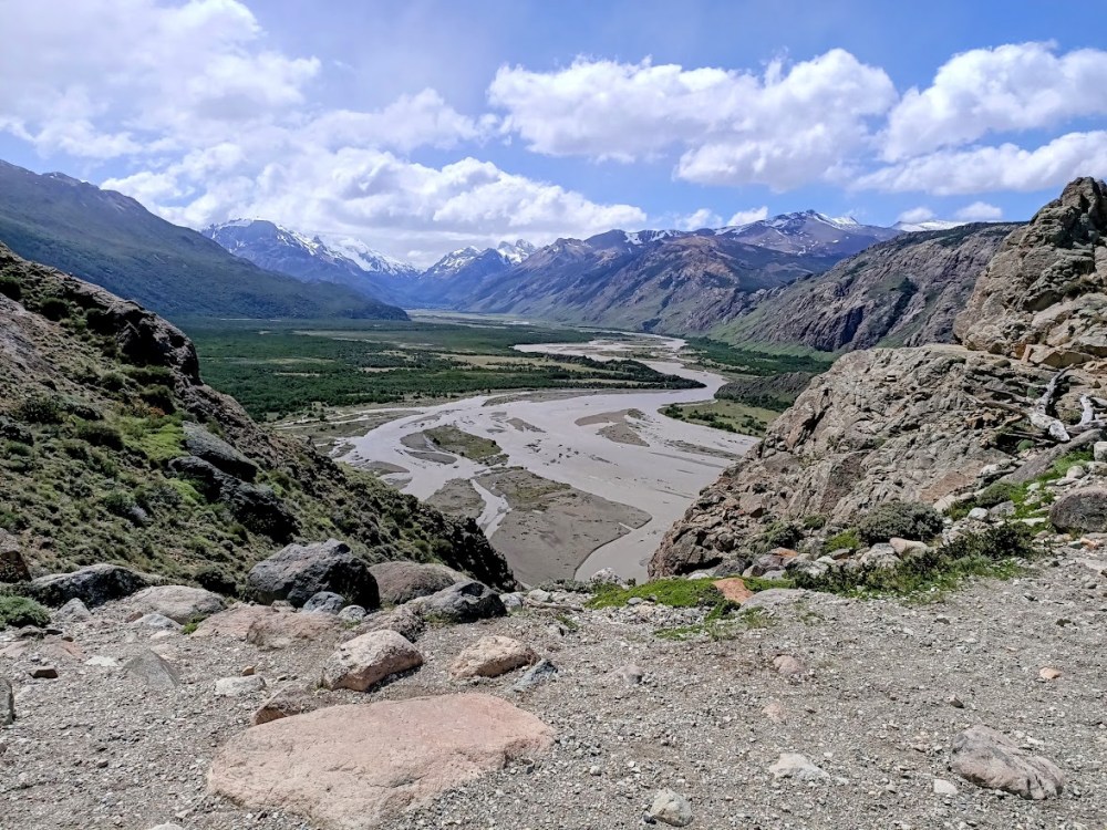 El Chaltén, the Río de las Vueltas in flood during those days. Winding throughout its course
(hence its name), it empties into Lago Viedma. In its upper part up to the Fitz Roy massif, its
basin is subject to a border dispute between Argentina and Chile. Photo © François Collombet