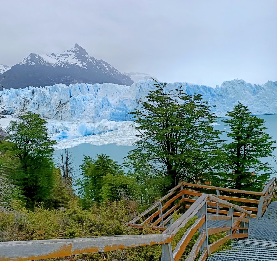 A network of walkways and stairs allows visitors to observe the glacier from multiple angles
across several kilometers. Photo © François Collombet