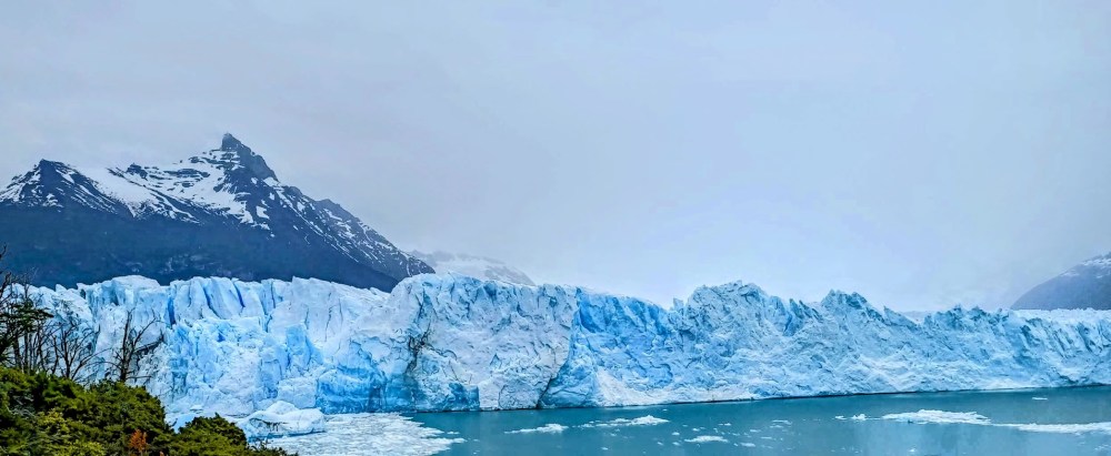An almost head-on view of Perito Moreno, this gigantic glacier that advances daily by about
2 m (an annual advance of 700 m). This constant growth is a rare phenomenon compared to
other Patagonian glaciers. It is one of the 48 glaciers recorded in Los Glaciares National
Park. An intense setting where the deep blue of the ice contrasts with the grayish tones of
the sky and the turquoise waters of Lago Argentino. Photo © François Collombet